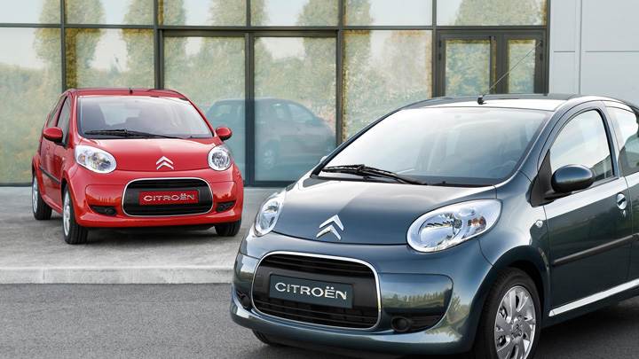 Citroen C1 Front Pose Black Vs Red